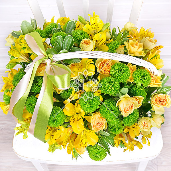 Изумрудный бриз - корзина из хризантем, роз и альстромерий